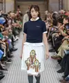 Minnie mengejutkan penggemar saat ia tampil perdana di panggung peragaan busana Miu Miu di Paris Fashion Week 2024 pada tanggal 1 Oktober. [Dok/Miu Miu dan @min.nicha].