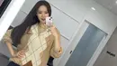 Lakukan mirror selfie, Yoona tampil cantik mengenakan cardigan warna mocca dipadukan mini skirt warna hitam. (Instagram/yoona_lim)