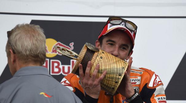 Marc Marquez dengan trofi juara yang ketiga kalinya di Austin
