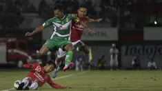 Pemain Bali United, Loudry melakukan tekel pada laga Piala Presiden melawan Mitra Kukar di Stadion Dipta, Bali, Kamis (3/9/2015). Pertandingan berkahir imbang 2-2. (Bola.com/Vitalis Yogi Trisna)