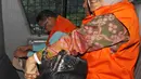 Tersangka anggota DPRD Malang Wiwik Hendri Astuti tersenyum di dalam mobil tahanan seusai menjalani pemeriksaan di Gedung KPK, Jakarta, Rabu (28/3). 5 anggota DPRD Malang resmi ditahan atas dugaan suap APBD-P. (Liputan6.com/Herman Zakharia)