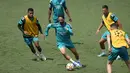 <p>Gelandang Real Madrid Isco (tengah) berlari dengan bola selama sesi latihan menjelang pertandingan final Liga Champions di Ciudad Real Madrid di Valdebebas, Selasa (24/5/2022). Big match antara Liverpool dan Real Madrid akan tersaji di final Liga Champions 2021-2022 di Stade de France, Paris pada Minggu, 29 Mei dini hari WIB. (AP Photo/Manu Fernandez)</p>