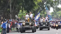 Pawai Arema Cronus juara Torabika Bhayangkara Cup 2016 dimulai dari Bandar Udara Abdulrachman Saleh menuju Pendopo Kabupaten Malang, Selasa (5/4/2016). (Bola.com/Iwan Setiawan) 