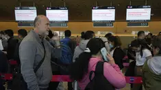 Para penumpang Ultra Air mengantre di konter maskapai penerbangan Avianca untuk terbang siaga secara gratis setelah maskapai penerbangan mereka, Ultra Air, menangguhkan operasinya, di Bandara Internasional El Dorado di Bogota, Kolombia, Kamis (30/3/2023). (AP Photo/Fernando Vergara)