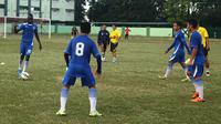 Persib menjalani latihan rutin di Surabaya jelang laga versus Surabay United, Rabu (18/11/2015). Persib fokus memperbaiki lini depan dan belakang. (Bola.com/Zaidan Nazarul)
