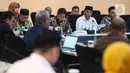 Menteri Koordinator Pembangunan Manusia dan Kebudayaan (Menko PMK), Muhadjir Effendy (kedua kanan depan) saat menggelar rapat tingkat menteri di Gedung Kementerian Koordinator Pembangunan Manusia dan Kebudayaan, Jakarta, Rabu (21/8/2024). (Liputan6.com/Angga Yuniar)