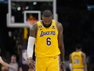 Ekspresi kekecewaan dari pebasket LA Lakers, LeBron James, saat melawan Denver Nuggets dalam final NBA 2023 game keempat wilayah barat di Crypto.com Arena, Selasa (23/5/2023) pagi WIB. (AP Photo/Ashley Landis)