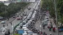 Kendaraan terjebak kemacetan di kawasan Tanah Abang, Jakarta, Jumat (30/9). Data Balitbang Kementerian PUPR tahun 2015 menunjukkan kerugian akibat macet di Jakarta mencapai Rp65 triliun pertahun. (Liputan6.com/immanuel Antonius)
