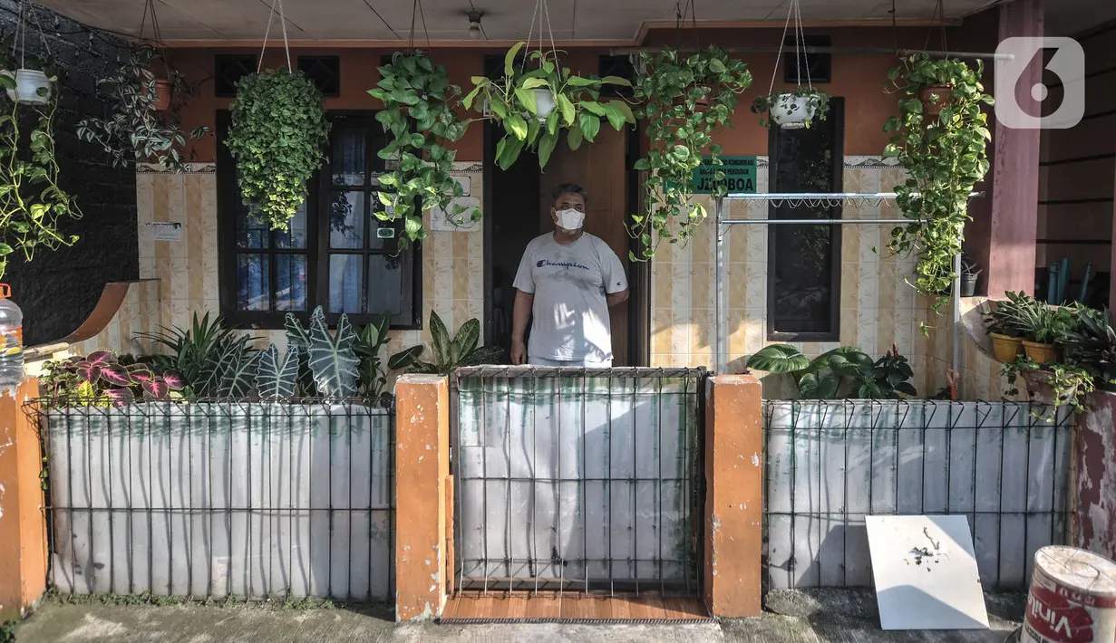 Aktivitas warga di sekitar kediamannya saat mikro lockdown di RT 003 RW 003, Kelurahan Cilangkap, Kecamatan Cipayung, Jakarta, Selasa (25/5/2021). Jumlah warga yang tepapar Covid-19 di wilayah ini bertambah menjadi 104 orang akibat klaster silaturahmi saat Lebaran lalu. (merdeka.com/Iqbal S Nugroho)