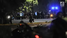 Tim Gegana menyisir lokasi ledakan yang terjadi di area Parkir Timur Senayan, Jakarta, Minggu (17/2). Kapolda Metro Jaya Irjen Gatot Eddy Pramono menyebut ledakan diduga berasal dari petasan. (Merdeka.com/Iqbal Nugroho)