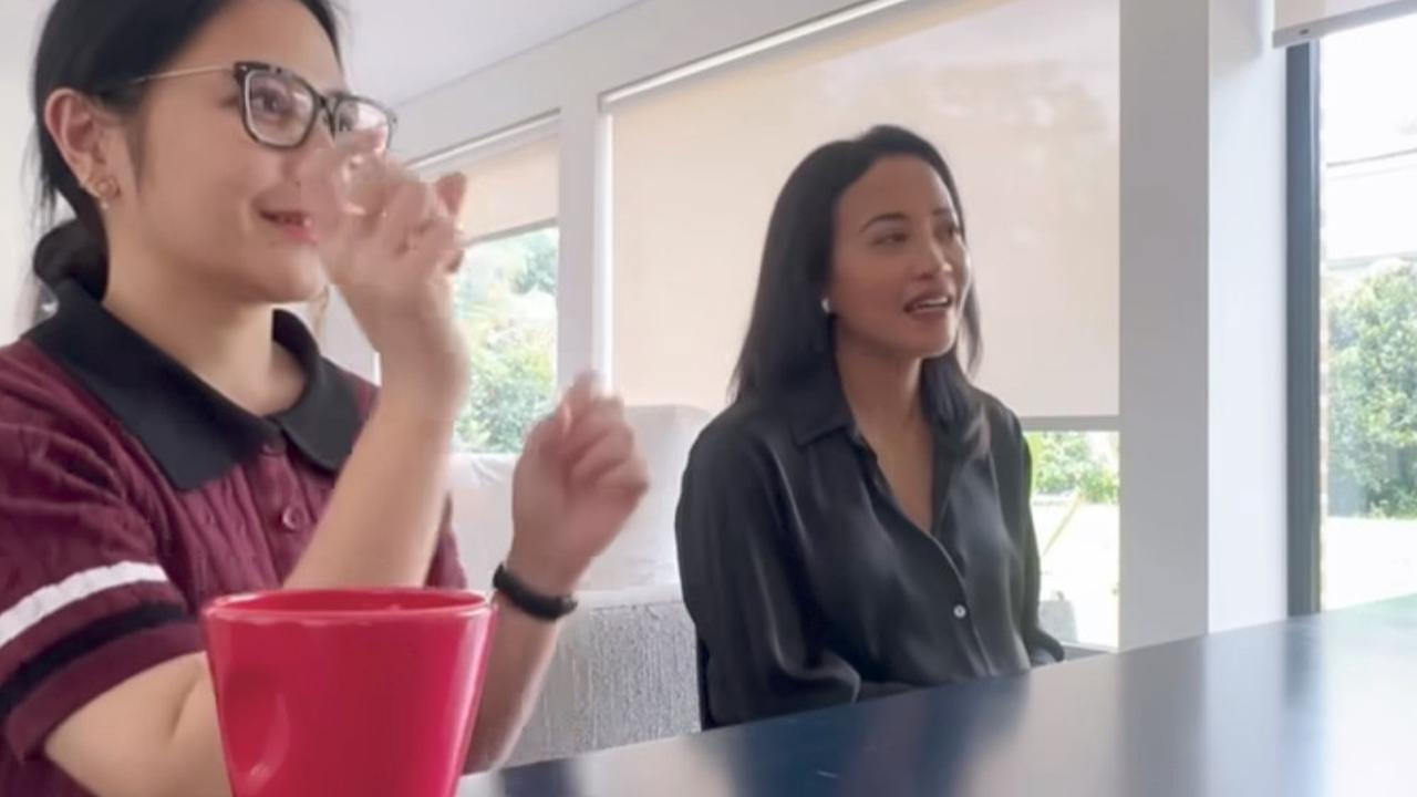 Selalu Punya Gebrakan Baru, Potret Prilly Latuconsina Belajar Bahasa Isyarat Usai Resmikan Bisnis Yacht Mewah