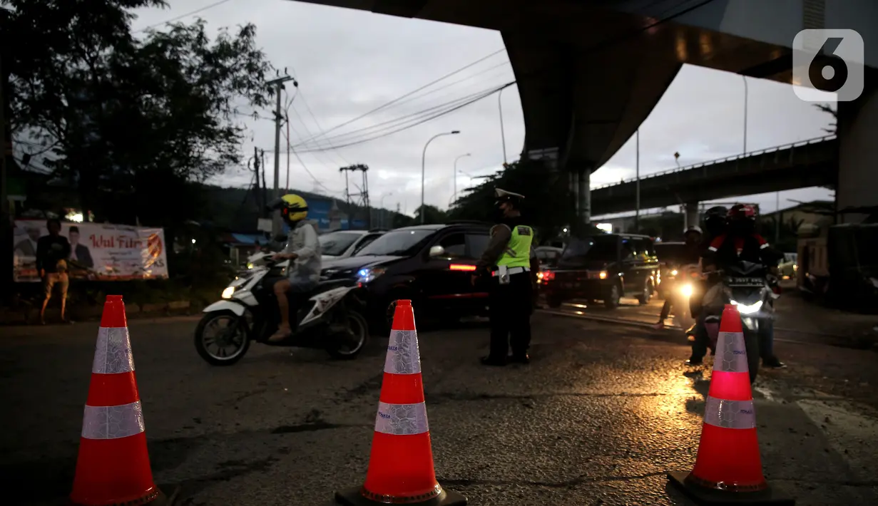 <p>Petugas kepolisian mengalihkan para pemudik untuk menyebrang melalui pelabuhan Indah Kiat, Merak, Banten, Sabtu (30/4/2022). Untuk mengurai kepadatan kendaran pemudik petugas mengalihkan para pemudik menyebrang melalui pelabuhan Indah Kiat. (Liputan6.com/Angga Yuniar)</p>