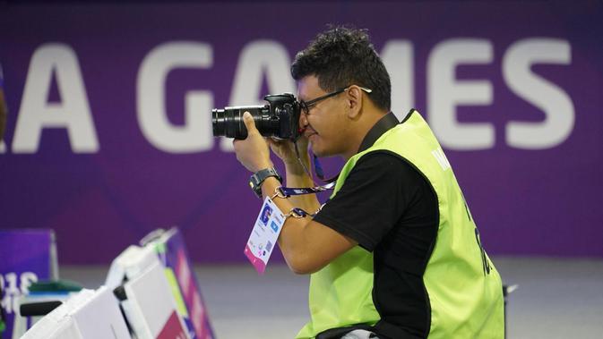 Fotografer penyandang disabilitas yang bertugas di Asian Para Games 2018, Christianto Harsadi. (Media PR Asian Para Games 2018).