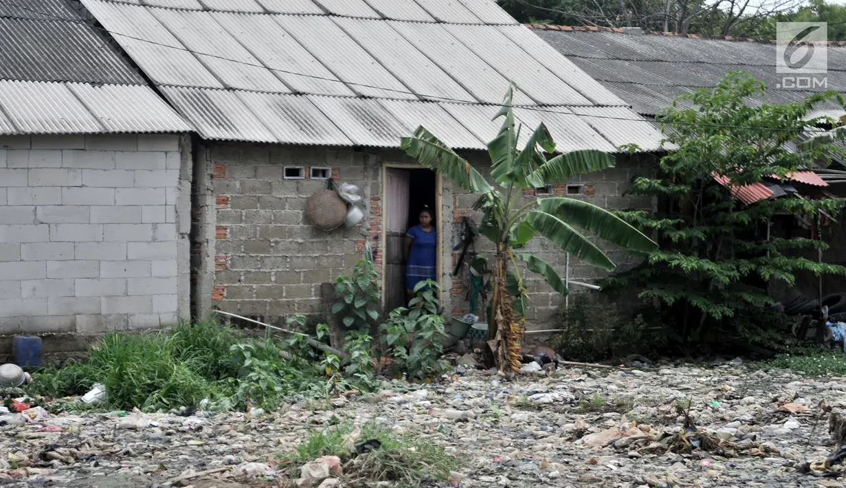 Warga melihat Kali Pisang Batu yang dipenuhi sampah, Tarumajaya, Bekasi, Jawa Barat, Rabu (9/1). Warga tetap beraktivitas sehari-hari meski bau tak sedap menghantui mereka akibat tumpukan sampah di Kali Pisang Batu. (Merdeka.com/Iqbal S. Nugroho)