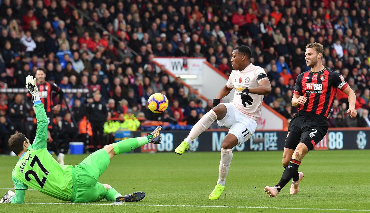 Stiker Manchester United, Anthony Martial, berusaha membobol gawang Bournemouth pada laga Premier League di Stadion Vitality, Bournemouth, Sabtu (3/11). Bournemouth kalah 1-2 dari MU. (AFP/Ben Stansall)