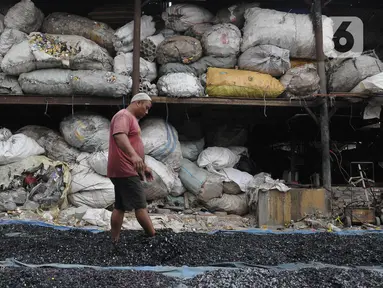 Pekerja menjemur sampah plastik yang sudah dicacah di industri rumahan kawasan Kelurahan Jatirahayu, Bekasi, Jawa Barat, Kamis (9/11/2023). (merdeka.com/Imam Buhori)