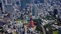 Foto udara ini menunjukkan Menara Tokyo, saat kota tersebut bersiap untuk menjadi tuan rumah Olimpiade Tokyo 2020, di Tokyo pada 19 Juli 2021. Dengan mempertimbangkan penyebaran virus COVID-19, pelaksanaan Olimpiade Musim Panas 2020 diadakan tanpa kehadiran penonton. (Yuki IWAMURA/AFP)