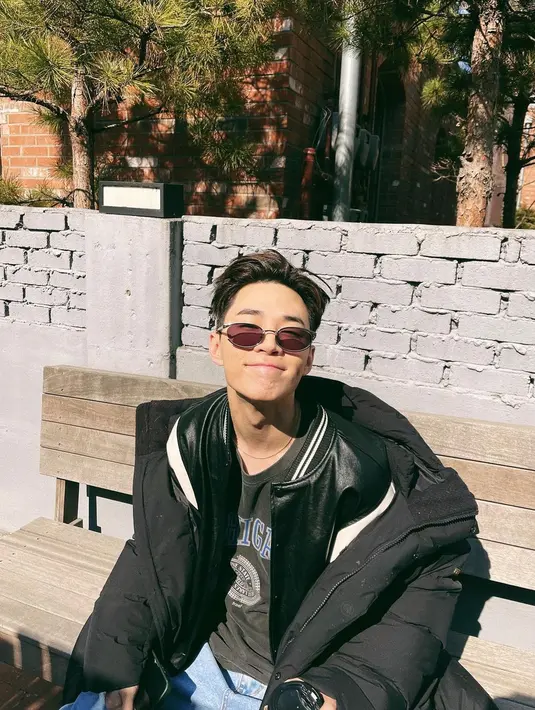 Banyak yang bilang kalau Henry Lau semakin terlihat menggemaskan saat pakai kacamata hitam. Menurut kamu bagaimana? (FOTO: instagram.com/henryl89/)