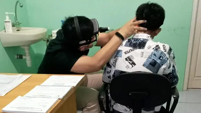 Korban saat menjalani pemeriksaan dan pengobatan telinganya di Dokter Spesialis THT. Foto : (Istimewa).