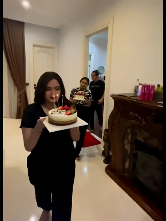 Kejutan yang telah disiapkan mayangsari bersama teman Khirani berhasil. Tampak beberapa sahabat membawa kue ulangg tahun lengkap dengan lilin masih menyala. [Instagram/Mayangsari_Official]