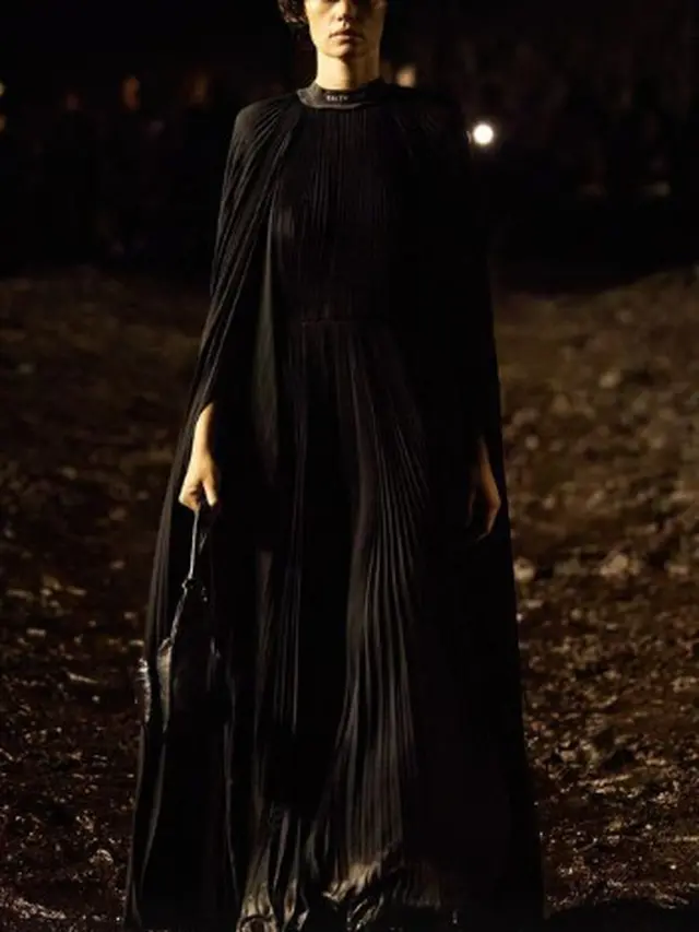 Balenciaga Sebar Undangan Paris Fashion Week dengan Dompet Kulit Usang