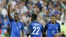 Pemain Prancis, Ousmane Dembele (kiri) merayakan gol ke gawang Inggris bersama rekan-rekannya pada laga persahabatan di Stade de France, Saint Denis, Paris, (13/6/2017).  (AP/Francois Mori)