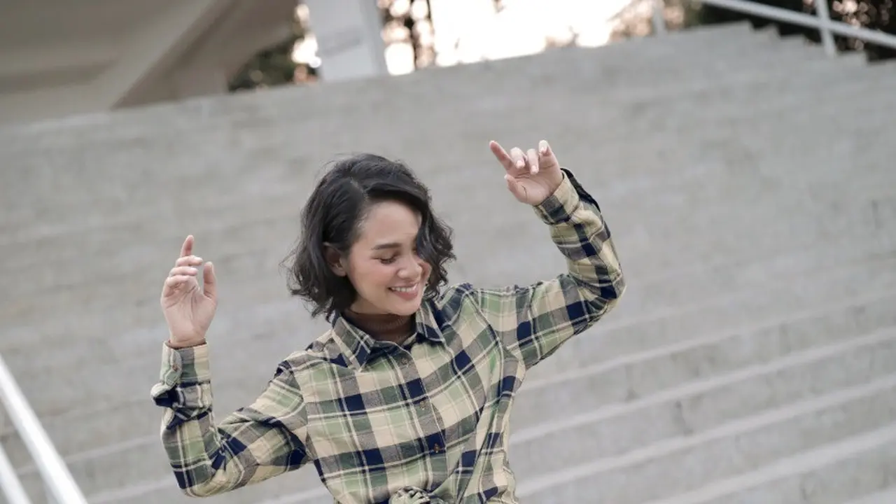 Inspirasi Padu Padan Apik Kemeja Flanel ala Andien dan Asmara Abigail