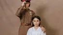 Bergaya bak tentara, potret Rizky kali ini begitu memesona ya, Sahabat Fimela. (Instagram/rizkovich).