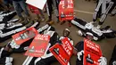 Aktivis lingkungan berdemonstrasi menentang rencana pemerintah untuk menambang batu bara dan membuka PLTU, Nairobi, Kenya, Selasa (5/6). Tambang batu bara akan dibuka di Kabupaten Lamu. (AP Photo/Ben Curtis)