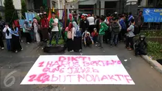 Puluhan orang dari Badan Eksekutif Mahasiswa Universitas Ibnu Chaldun melakukan aksi di depan Gedung Dirjen Dikti, Jakarta Rabu (7/10/2015). Mahasiswa Universitas Ibnu Chaldun meminta pencabutan pembekuan kampus mereka. (Liputan6.com/Helmi Fithriansyah)