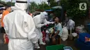 Petugas medis melakukan tes usap (swab test) ke pedagang Pasar Karang Anyar di Jakarta, Kamis (26/6/2020). Tes swab dengan metode PCR dilakukan secara masif setelah adanya pelonggaran PSBB, terutama di wilayah yang berpotensi tinggi menjadi tempat penularan Covid-19. (merdeka.com/Imam Buhori)