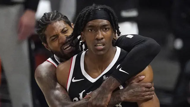 Guard Los Angeles Clippers, Paul George (belakang) memeluk rekan setimnya, Terance Mann dalam babak play-off NBA.