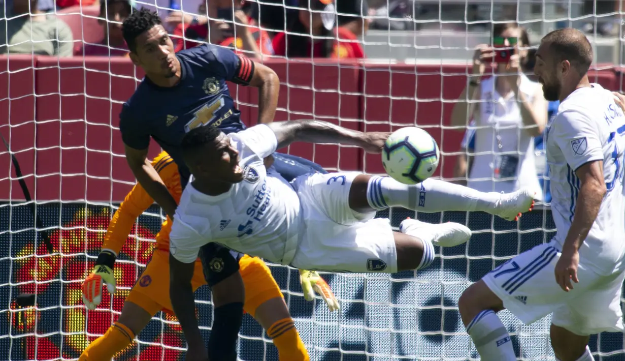 Bek Manchester United, Chris Smalling, menjaga pemain San Jose Earthquakes, Francois Affolter, pada laga persahabatan di Stadion Levi's, Santa Clara, Minggu (22/7/2018). Manchester United ditahan 0-0 dengan San Jose Earthquakes. (AP/D. Ross Cameron)