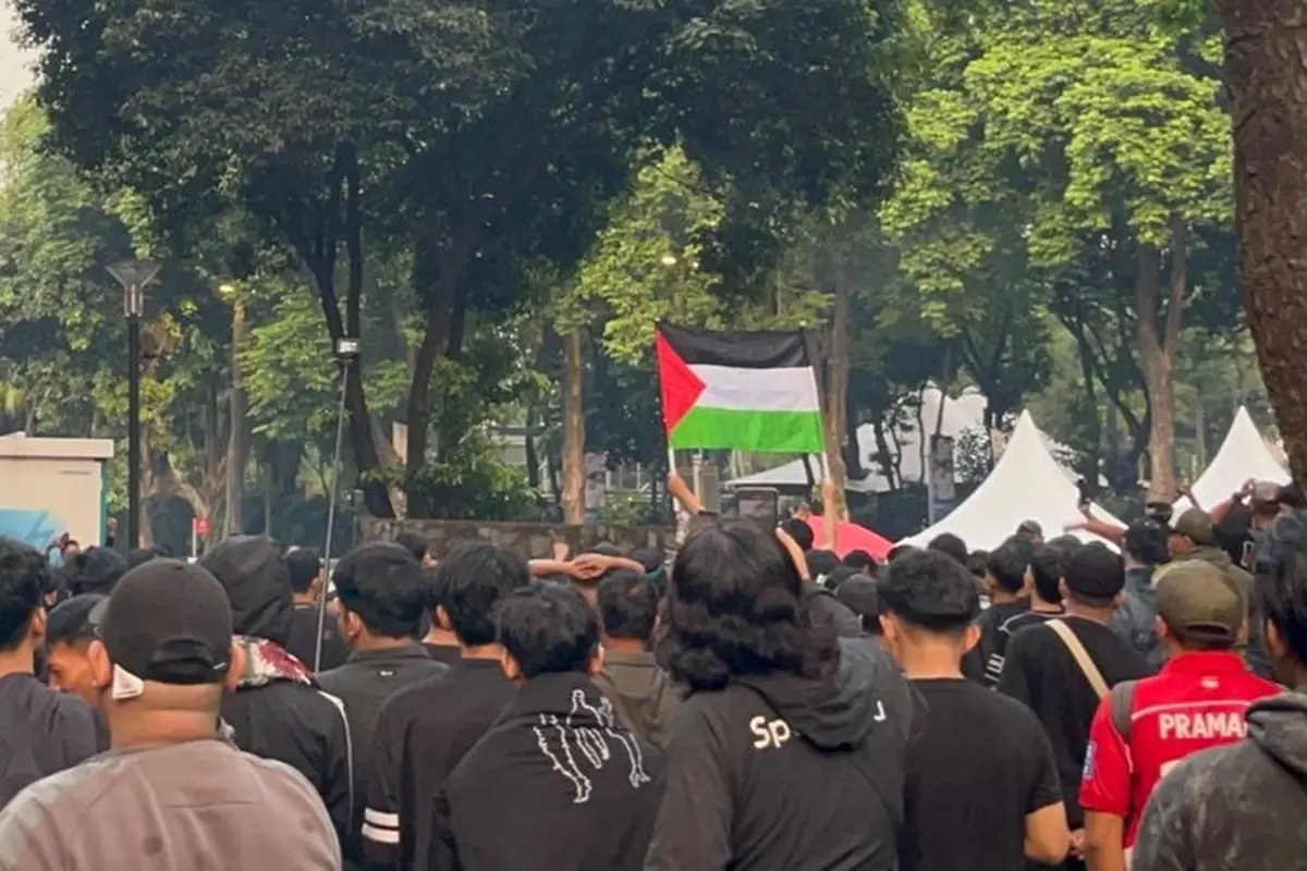 Jelang laga Timnas Indonesia melawan China di Stadion Utama Gelora Bung Karno, Kamis (5/6/2025), para pendukung Indonesia sudah menyanyikan atau menyuarakan dukungan.