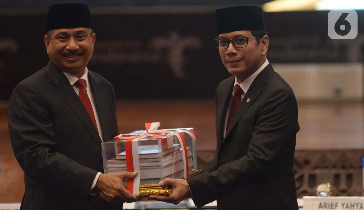 Menteri Pariwisata dan Ekonomi Kreatif, Wishnutama Kusbandio menerima buka dari pejabat lama Arief Yahya saat serah terima jabatan di Gedung Kemenpar, Jakarta, Rabu (23/10/2019). Presiden Jokowi melantik Wishnutama menjadi Menparekraf dalam jajaran Kabinet Indonesia Maju. (merdeka.com/Imam Buhori)