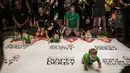 Sejumlah bayi mengikuti lomba merangkak dalam Diaper Derby NYC triathlon di New York City (14/7). Sekitar 30 bayi ikut serta dalam perlombaan tersebut. (AFP Photo/Dominick Reuter)