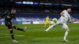 Catatan lain menunjukkan bahwa Real Madrid mampu membuat 36 tembakan dan sembilan diantaranya tepat sasaran. Seharusnya Karim Benzema dkk mampu menang mudah. Namun, ketangguhan Jeremias Ledesma benar-benar menjadi tembok tebal di gawang Cadiz. (AP/Bernat Armangue)