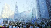 Para suporter Manchester City meramaikan parade juara Premier League di Manchester, Senin (14/5/2018). The Citizens menjadi tim terbaik dengan raihan 100 poin. (AP/Richard Sellers)