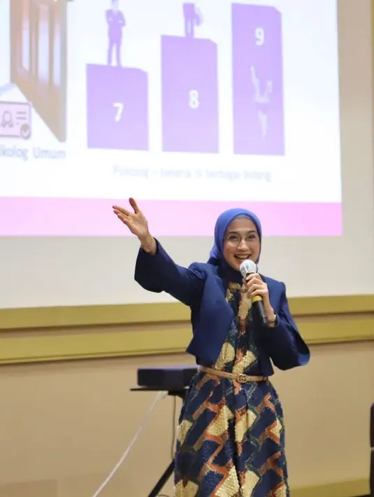 Penyanyi dan juga pemeran Desy Ratnasari juga lulus S3. Anggota DPR itu lulus S3 psikologi. Perempuan seorang anak itu menyelesaikan pendidikan doktor di Universitas Idonesia. Desy meraih gelar lulusan terbaik S2 Psikologi Atmajaya. Pelantun lagu Tenda Biru itu meraih gelar sarjana Universitas Atma Jaya (1993-2002).  [Instagram/desyratnasariterdepan]