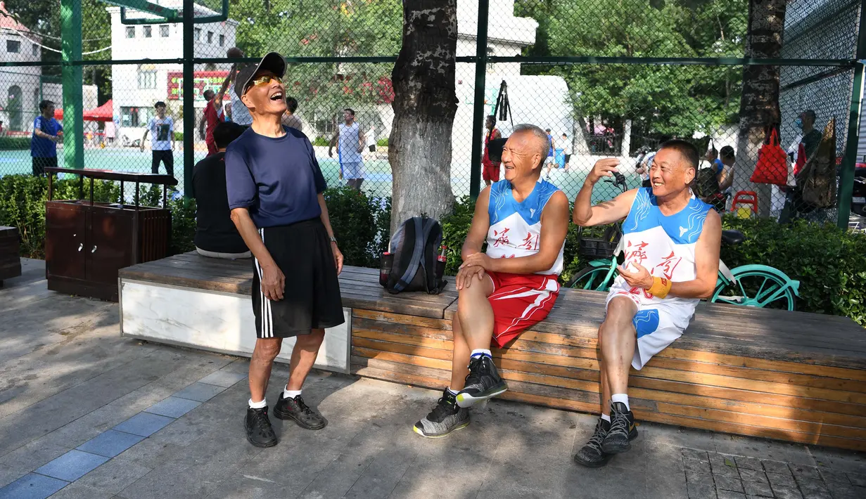 Li Chunfu (tengah), 92 tahun, berbicara dengan rekan setimnya saat istirahat latihan di Jinan, Provinsi Shandong, China, Rabu (5/8/2020). Sebagai anggota tertua Tim Bola Basket Lansia Jinan yang didirikan pada 2012, Li Chunfu telah bermain bola basket dalam rutinitas hariannya sejak 1949. (Xinhua/Wa