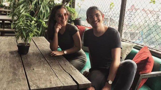 7 Potret Kenangan Mendiang Marco Panari dan Sang Kakak Angela Gilsha, Kompak