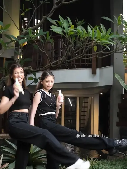 Kali ini keduanya tampil serba hitam memadukan crop top dengan high waisted jeans dan sandal crocs. @sabrinachairunnisa_.