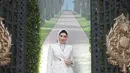 Dalam bergaya, Mulan Jameela kerap tampil berlapis dengan blazer. Seperti potret ini, blazer warna putih dipadukan dengan tulle skirt warna senada. [@mulanjameela]