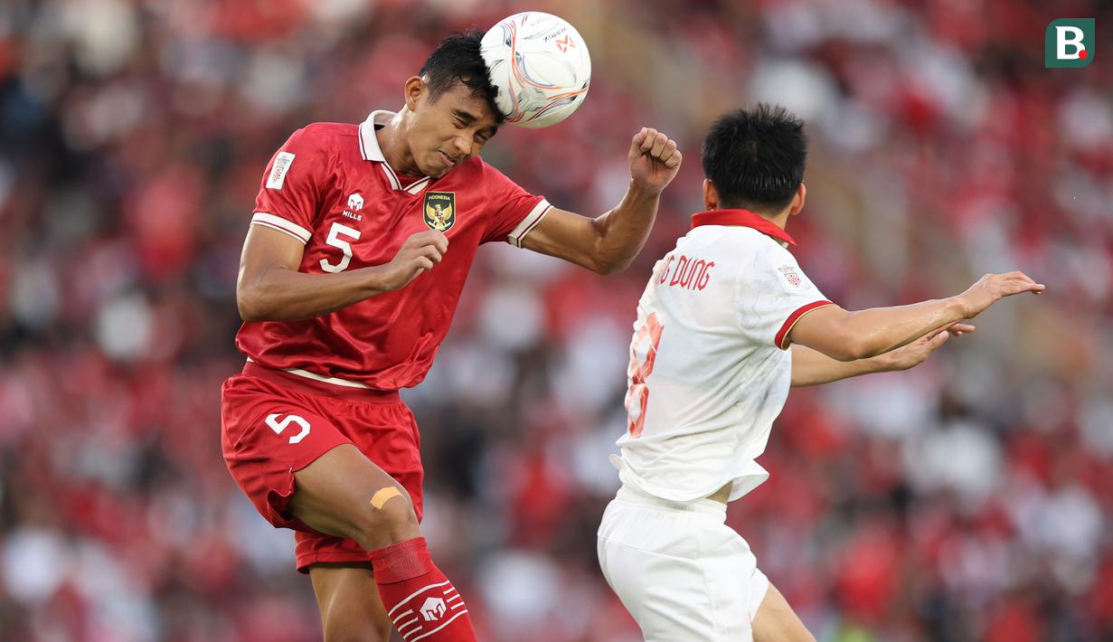 Pemain Timnas Indonesia, Rizky Ridho (kiri) berusaha menghalau bola dengaan sundulan dari ancaman pemain Vietnam, Do Hung Dung dalam laga leg pertama babak semifinal Piala AFF 2022 di Stadion Utama Gelora Bung Karno (SUGBK), Jumat (6/1/2023) sore WIB. (Bola.com/Bagaskara Lazuardi)