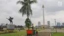 Petugas membersihkan taman di kawasan Monas, Jakarta, Rabu (23/1). Penataan ulang sejumlah taman di kawasan Monas untuk mempercantik kawasan tersebut. (Liputan6.com/Herman Zakharia)