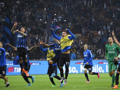 Para pemain Internazionale merayakan kemenangan atas AC Milan pada laga Serie A di Stadion San Siro, Itali, Minggu (13/9/2015). Internazionale berhasil menang 1-0. (AFP Photo/Oliver Morin)