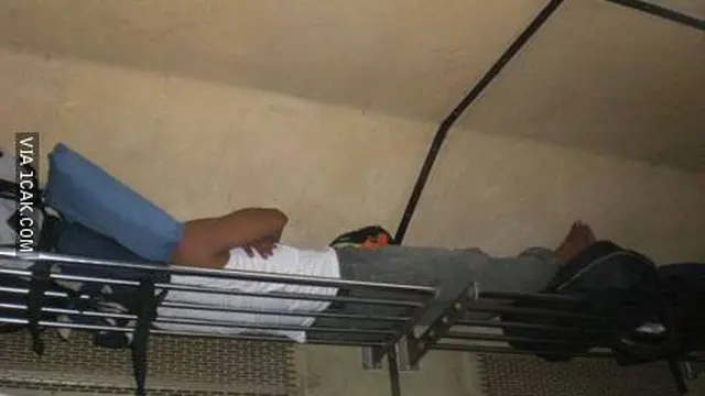 6 Kelakuan Orang Tidur di KRL Ini Bikin Geleng Kepala