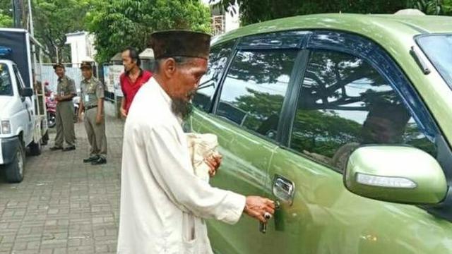 Pengemis di Bogor tepergok memiliki mobi