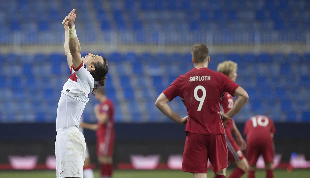 Bek Turki, Caglar Soyuncu (kiri) merayakan kemenangan 3-0 atas Norwegia usai berakhirnya laga Kualifikasi Piala Dunia 2022 Zona Eropa Grup G di La Rosaleda Stadium, Malaga, Sabtu (27/3/2021). (AFP/Jorge Guerrero)
