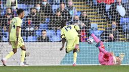 Gelandang Arsenal, Nicolas Pepe (tengah) mencetak gol pertama timnya ke gawang Crystal Palace dalam laga lanjutan Liga Inggris 2020/2021 pekan ke-37 di Selhurst Park, London, Rabu (19/5/2021). Arsenal menang 3-1 atas Crystal Palace. (AP/Facundo Arrizabalaga/Pool)